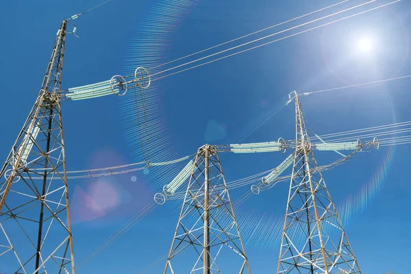 Duże Wieże Linie Słońce Przesyłu Energii Elektrycznej — Zdjęcie stockowe