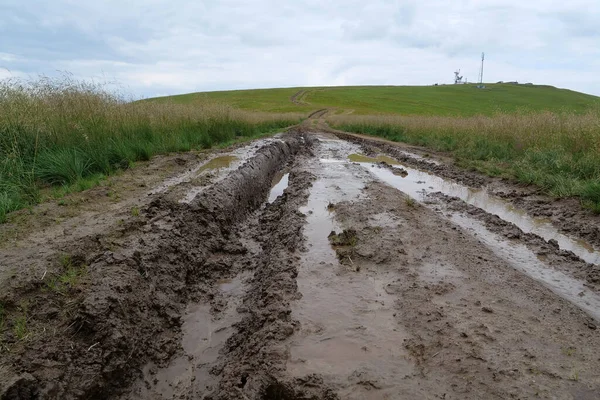 Pölar Grusväg Efter Regn — Stockfoto