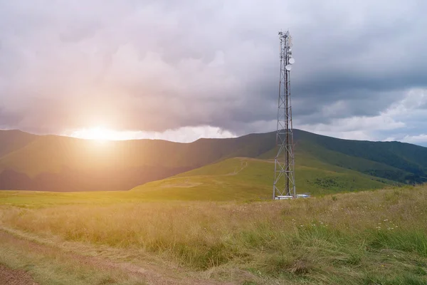 Torre Celular Nuvens Tempestade Pôr Sol Nas Montanhas — Fotografia de Stock