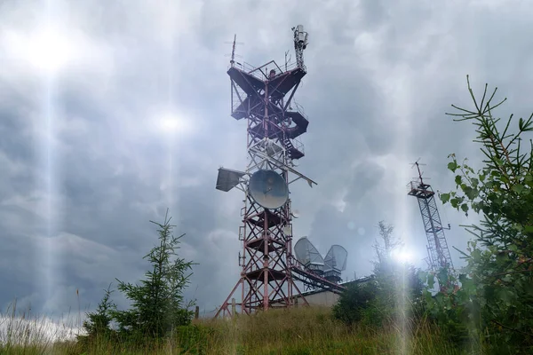 Grandes Antenas Estação Meteorológica Televisão Luzes Listras Céu — Fotografia de Stock