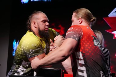 KYIV, UKRAINE, OKTOBER 30, 2021: Profesyonel Bilek Güreşçileri Alex Kurdecha ve Tobias Sporrong PAL 'de TOP 8 Turnuvasında - Kyiv şehrinde Parimatch HUB' de Profesyonel Bilek Güreşi Ligi