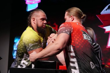 KYIV, UKRAINE, OKTOBER 30, 2021: Profesyonel Bilek Güreşçileri Alex Kurdecha ve Tobias Sporrong PAL 'de TOP 8 Turnuvasında - Kyiv şehrinde Parimatch HUB' de Profesyonel Bilek Güreşi Ligi