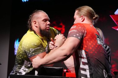 KYIV, UKRAINE, OKTOBER 30, 2021: Profesyonel Bilek Güreşçileri Alex Kurdecha ve Tobias Sporrong PAL 'de TOP 8 Turnuvasında - Kyiv şehrinde Parimatch HUB' de Profesyonel Bilek Güreşi Ligi