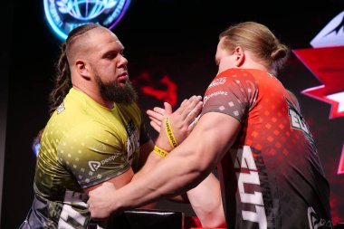 KYIV, UKRAINE, OKTOBER 30, 2021: Profesyonel Bilek Güreşçileri Alex Kurdecha ve Tobias Sporrong PAL 'de TOP 8 Turnuvasında - Kyiv şehrinde Parimatch HUB' de Profesyonel Bilek Güreşi Ligi