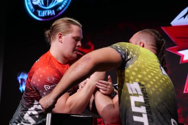 KYIV, UKRAINE, OKTOBER 30, 2021: Profesyonel Bilek Güreşçileri Tobias Sporrong ve Alex Kurdecha PAL 'de TOP 8 Turnuvasında - Kyiv şehrinde Parimatch HUB' de Profesyonel Bilek Güreşi Ligi