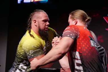 KYIV, UKRAINE, OKTOBER 30, 2021: Profesyonel Bilek Güreşçileri Alex Kurdecha ve Tobias Sporrong PAL 'de TOP 8 Turnuvasında - Kyiv şehrinde Parimatch HUB' de Profesyonel Bilek Güreşi Ligi
