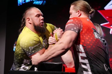 KYIV, UKRAINE, OKTOBER 30, 2021: Profesyonel Bilek Güreşçileri Alex Kurdecha ve Tobias Sporrong PAL 'de TOP 8 Turnuvasında - Kyiv şehrinde Parimatch HUB' de Profesyonel Bilek Güreşi Ligi