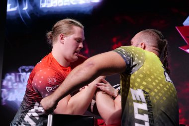 KYIV, UKRAINE, OKTOBER 30, 2021: Profesyonel Bilek Güreşçileri Tobias Sporrong ve Alex Kurdecha PAL 'de TOP 8 Turnuvasında - Kyiv şehrinde Parimatch HUB' de Profesyonel Bilek Güreşi Ligi