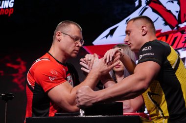KYIV, UKRAINE, OCTOBER 30, 2021: Profesyonel Bilek Güreşçileri Raimonds Antonovics ve Oleg Petrenko PAL 'de Zirve 8 Turnuvasında