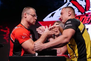 KYIV, UKRAINE, OCTOBER 30, 2021: Profesyonel Bilek Güreşçileri Raimonds Antonovics ve Oleg Petrenko PAL 'de Zirve 8 Turnuvasında