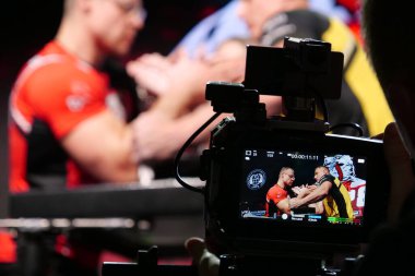 KYIV, UKRAINE, OCTOBER 30, 2021: Profesyonel Bilek Güreşçileri Uzman Bilek Güreşçileri Antonovics ve Oleg Petrenko, PAL 'deki TOP 8 Turnuvası video kamera ekranında
