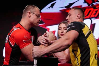 KYIV, UKRAINE, OCTOBER 30, 2021: Profesyonel Bilek Güreşçileri Raimonds Antonovics ve Oleg Petrenko PAL 'de Zirve 8 Turnuvasında