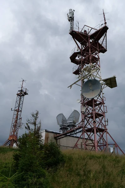 Nagy Antennák Meteorológiai Állomás Televízió Hegyekben — Stock Fotó