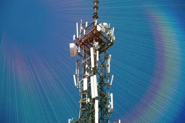 Mobilfunkmast Auf Blauem Hintergrund Und Elektromagnetischer Strahlung — Stockfoto