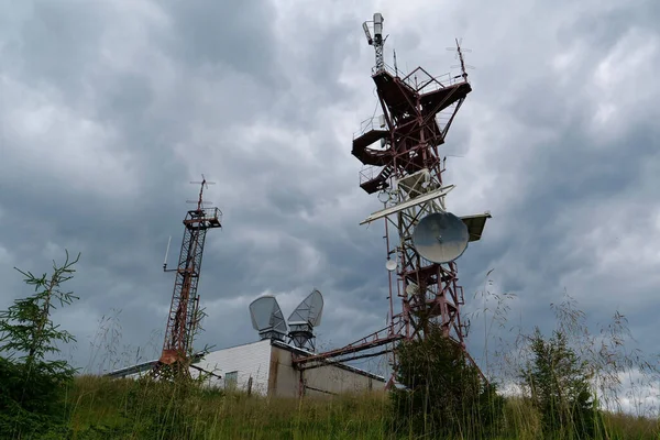 Антенны Метеорологической Станции Горах — стоковое фото