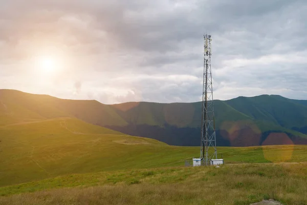 Torre Celular Nuvens Tempestade Pôr Sol Nas Montanhas — Fotografia de Stock