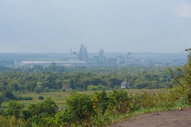 Çimento fabrikası, büyük bir işletme, şehrin dışında yer alıyor.