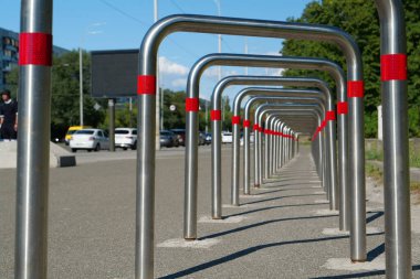 Bisiklet parkı, açık hava park yeri bisikletler ve diğer araçlar için. Şehir caddesinde bisiklet parkı