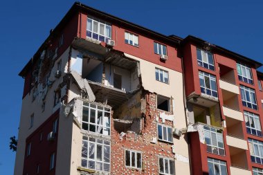 Bombalamadan sonra. Rus güçleri Mart 2022 'de Irpin kasabası Kyiv Bölgesi' nde konut evlerini yıktılar ve insanları öldürdüler. Ukrayna 'da savaş. Rusya - terörist ülke. Ukrayna halkına terör ve soykırım