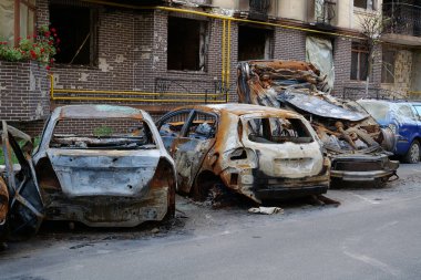 Ukrayna 'da savaş. Bombalamadan sonra. Rus teröristler Mart 2022 'de Irpin kasabası Kyiv Oblastı' nda arabaları, evleri yaktılar ve insanları öldürdüler. Ukrayna halkının soykırımı. Rusya - terörist ülke