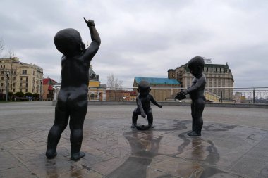 UKRAINE, KYIV, 20 Nisan 2022: Kyiv - Kiy, Shchek, Khoriv 'in kurucuları anıtı. Küçük çocuklar, kardeşler, kağıt teknelerle oynuyorlar. Nehir limanı, Ukrayna 'nın başkenti Kyiv' deki Posta Meydanı