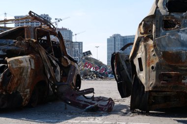 KYIV, UKRAINE, 15 Nisan 2022 Rus füzesiyle yakılan arabalar. Rus terörist ordusu, alışveriş ve eğlence merkezi Retroville 'e füze attı, 20 Mart 2022' de insanları öldürdü.