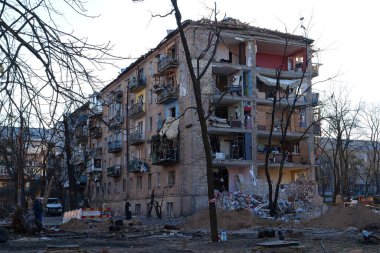 Bombalamadan sonra. Rus terörist ordusu 18 Mart 2022 'de Kyiv şehrindeki yerleşim bölgesinde füze atarak evi yok etti. Ukrayna halkına terör ve soykırım