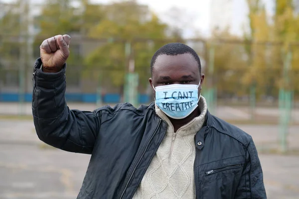 Hombre Afroamericano Activista Con Máscara Médica Con Una Inscripción Que — Foto de Stock
