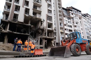 UKRAINE, KYIV, 29 Nisan 2022: Rus terörist ordusu 28 Nisan 2022 'de füze yuvasında hasar gördü ve insanları öldürdü. Ukrayna halkına terör ve soykırım. İşçiler bombalamadan sonra molozları temizliyor