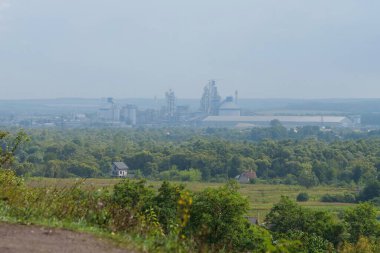 Çimento fabrikası, büyük bir işletme, şehrin dışında yer alıyor.