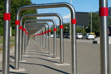 Bisiklet parkı, açık hava park yeri bisikletler ve diğer araçlar için. Şehir caddesinde bisiklet parkı