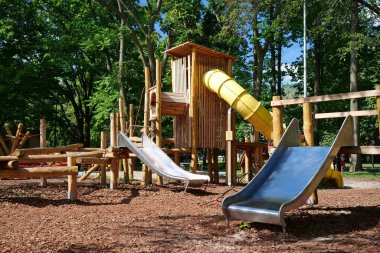 Park alanında insan olmayan çocuklar için çocuk parkı