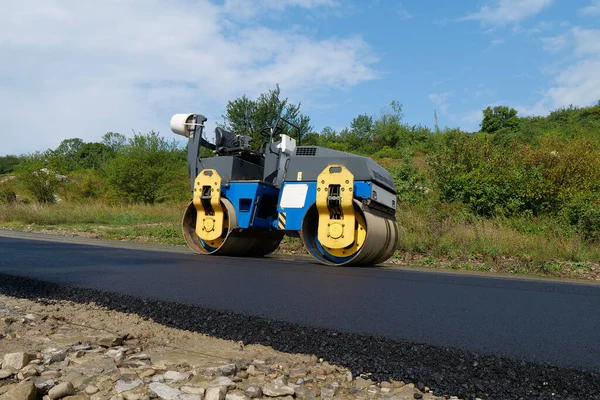 Straßenwalzen Verdichteten Asphalt Auf Neue Straße Abgeschlossene Arbeiten Straßenwalze Verdichtungsfahrzeug — Stockfoto