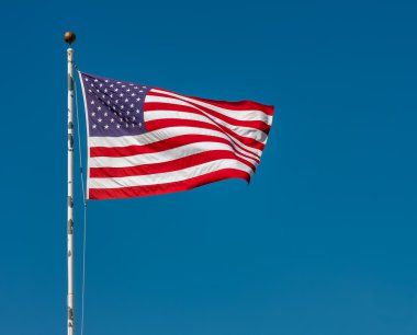 Açık mavi gökyüzü karşı Amerikan bayrağı