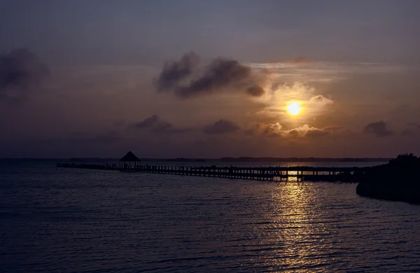 Puesta de sol sobre bahía — Foto de Stock