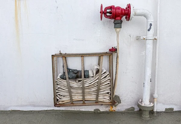 Fire Hose on Wall — Zdjęcie stockowe