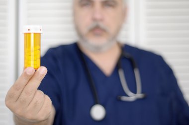 Doktor hap şişesi ile