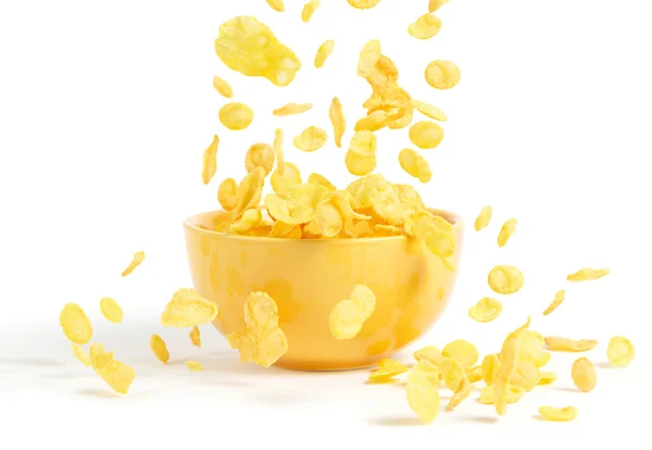 Kahvaltı kasenin içine düşen altın Mısır gevreği