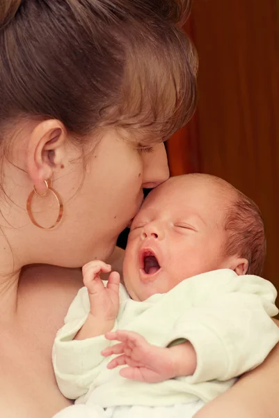 Mãe beijando seu bebê — Fotografia de Stock