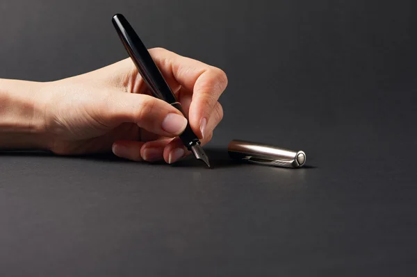 Hand with pen — Stock Photo, Image