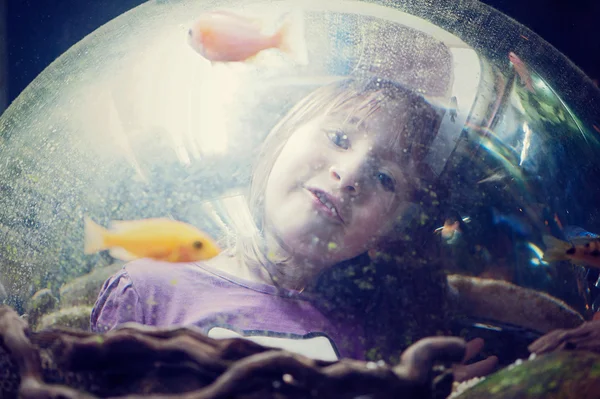 Akvaryumdaki küçük kız — Stok fotoğraf