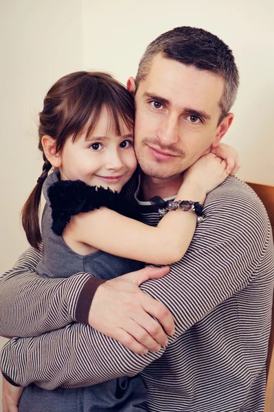 Baba ve sarılma ve gülümseyen kız