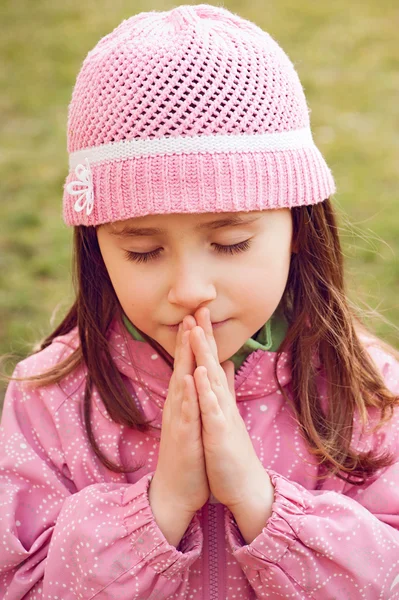 Маленькая девочка молится — стоковое фото