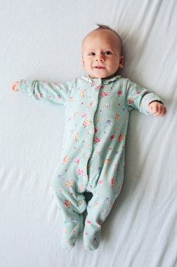 komik kız bebek gülümseyen bir portresi 