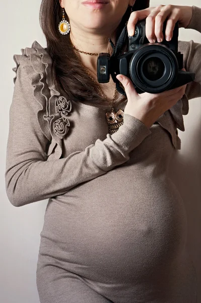 Image of pregnant woman taking self-portrait — Stock Photo, Image