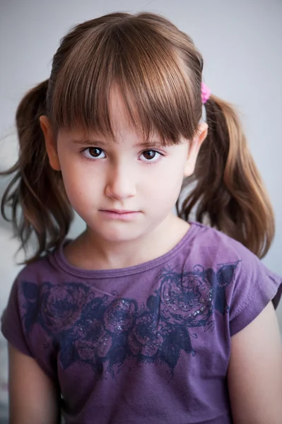 Retrato de sozinha menina triste — Fotografia de Stock