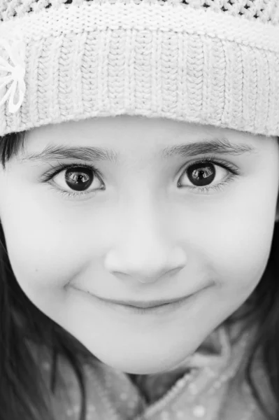 Menina adorável com olhos felizes — Fotografia de Stock