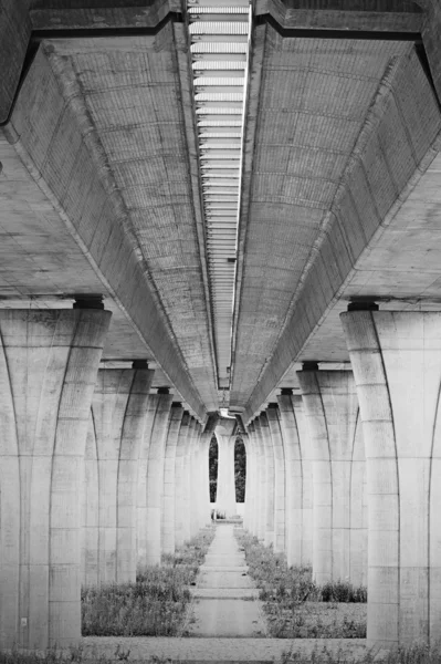 Construcción de carreteras desde debajo del puente — Foto de Stock