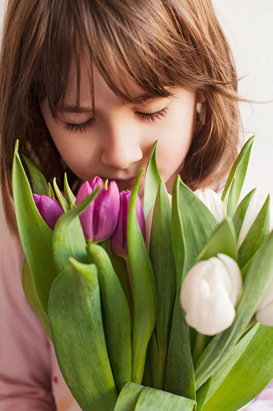 Bedårande liten flicka med bukett tulpaner — Stockfoto