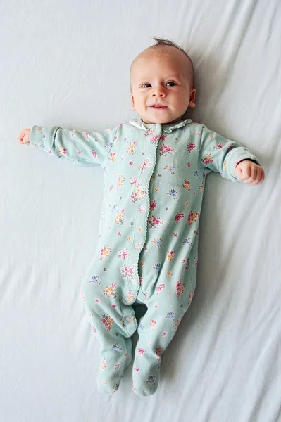 Retrato de um engraçado sorrindo bebê-menina — Fotografia de Stock